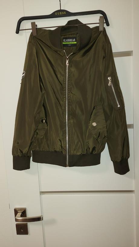 Krasna chlapcenska bombera, 146