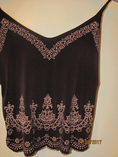 Tmavohnedý top veľ. xl s aplikáciami, xl