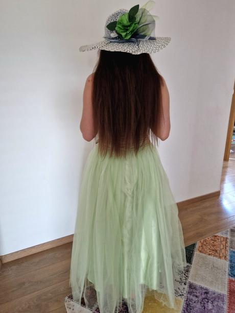 Kostým alebo spoločenské šaty, 158