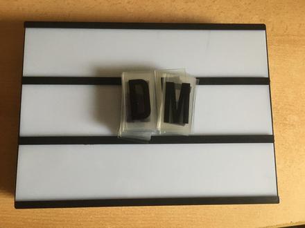 Svetelná tabuľa s písmenami,