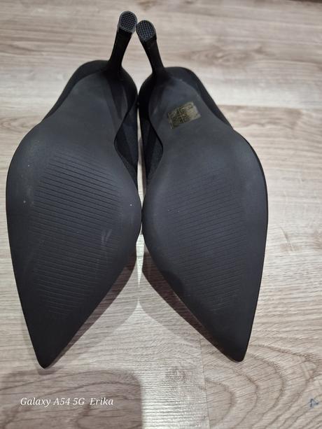 Čierne lodičky, 36