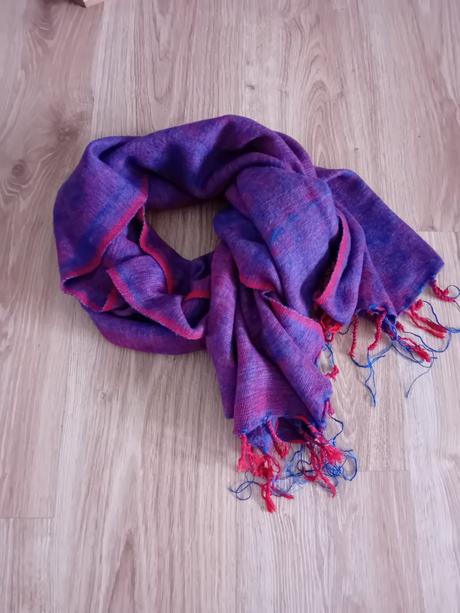 Modročervený šál, 