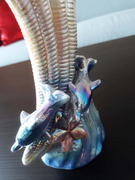 Porcelánová vázička s delfínmi, 