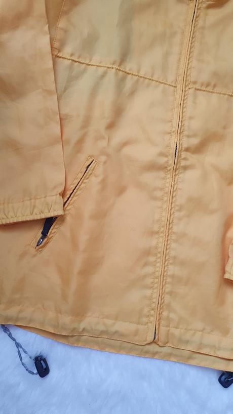 Žltá bunda do dazda, 128