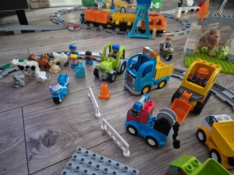 Lego vlaky + dinosaury,