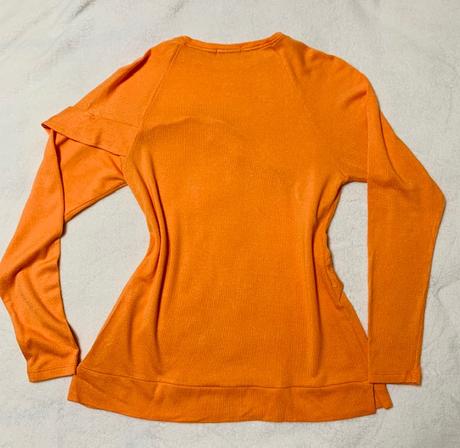 Svetrík tenší s volánom  zn. magenta, l / m