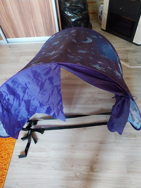 Krásny stan nad postel, 