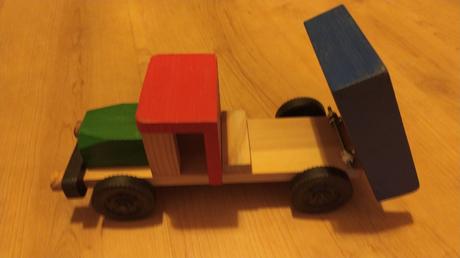 Drevené autíčko so zdvíhacou korbou, 