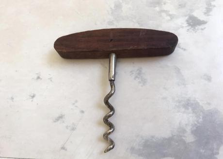 Vývrtka s drevenou rukoväťou, 