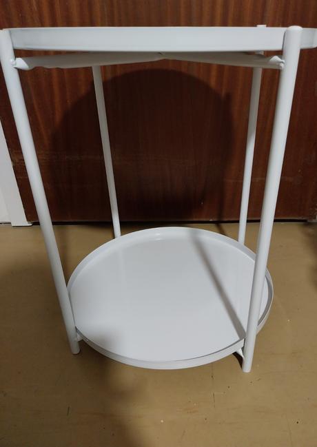 Biely kovový stolík,