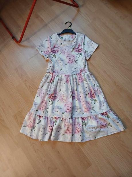 Ľahké kvietkované šaty aj na príležitosť, 158