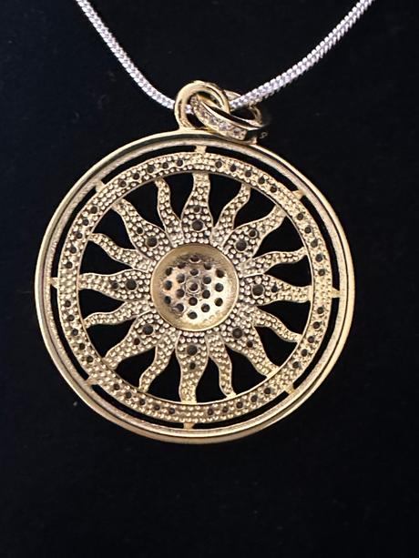 Medailón energie slnka, 