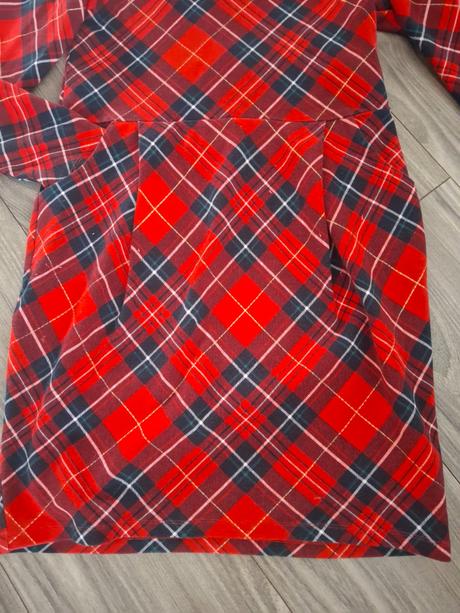 Kárované vianočné šaty, 134