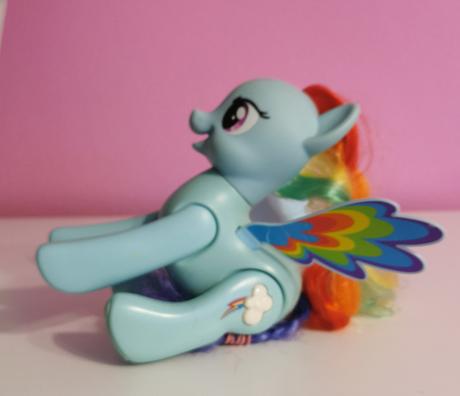 Little pony robí saltá, 