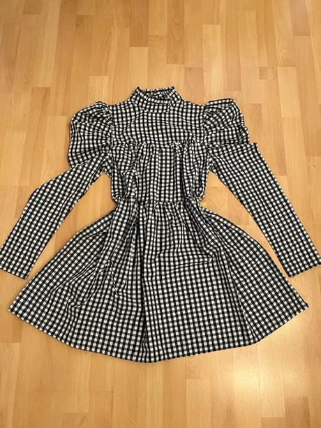 Karovane saty s puf rukavmi, s