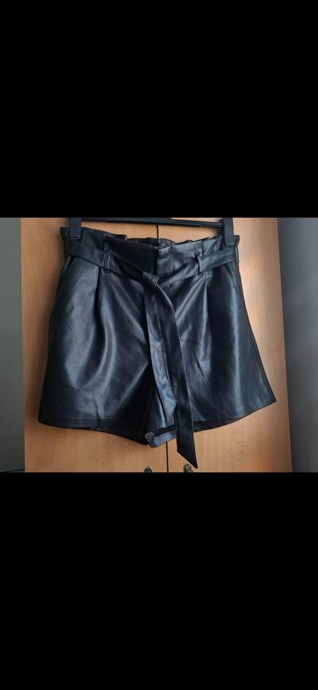 Kiabi koženkove šortky, 44