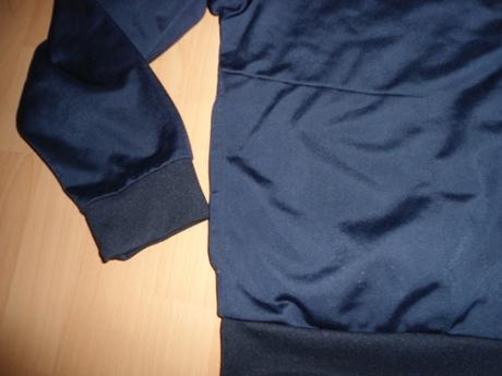 Tmavomodra mikina, 146