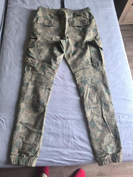 Maskáčove cargo nohavice s poštovným, primark,m