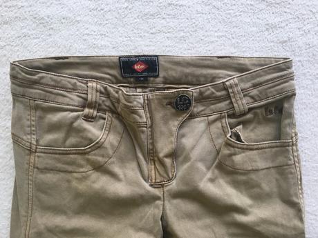 Bledohnede nohavice, 26