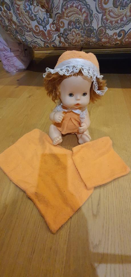 Babika babatko mrkajuca s postelnymi oblieckami., 