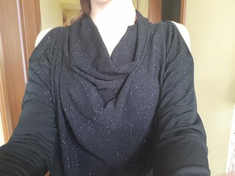 Elegantné čierne šaty s dlhým rukávom, s