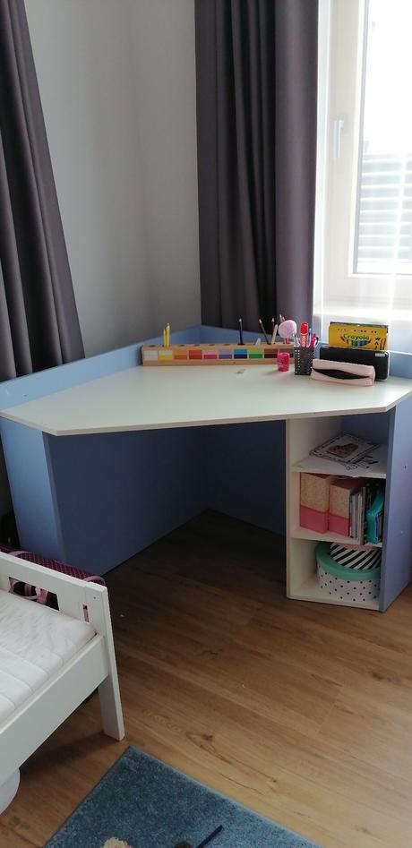 Rohový písací stôl, 