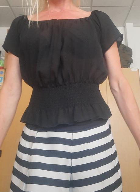 Čierny ľahký top s gumičkami, s