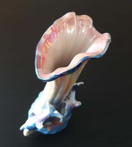 Porcelánová vázička s delfínmi, 