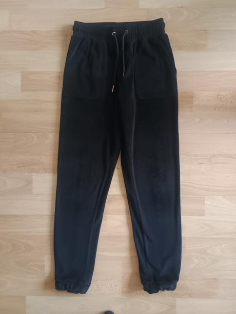 Zamatové tepláky, 146