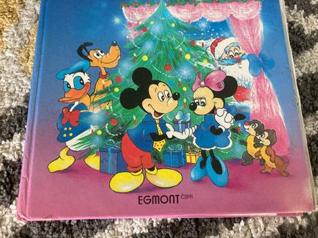 Veselé vianoce s mickey mousom a jeho priateľmi,