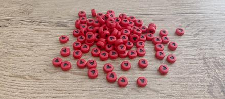 Korálka srdiečko- červeno čierne- 4 x 7 mm, 