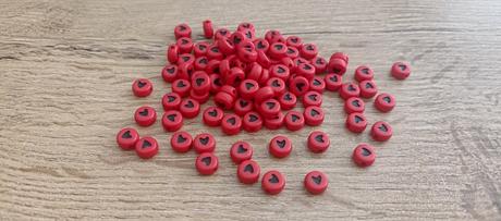 Korálka srdiečko- červeno čierne- 4 x 7 mm, 