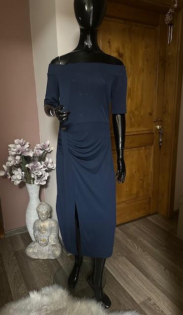 Tmavomodré elegantné šaty s odhalenými ramenami, l / m