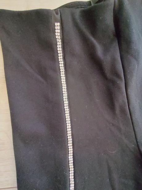 Čierne legíny, tezenis,s