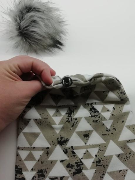 Brmbolcová čiapka top stav, 68