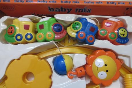 Kolotoč nad postieľku - vláčiky,