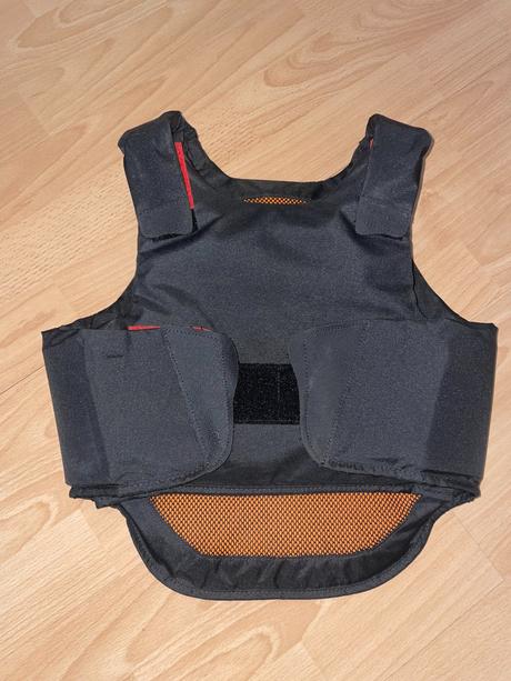 Detská jazdecká vesta zn. decathlon fouganza 8-9r, 