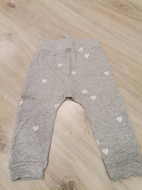 Dievčenské sivé tepláky so srdiečkami, h&m,80