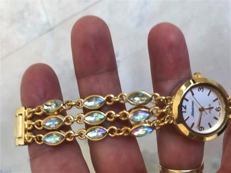 Zaujímavé hodinky s opálovými očkami, 