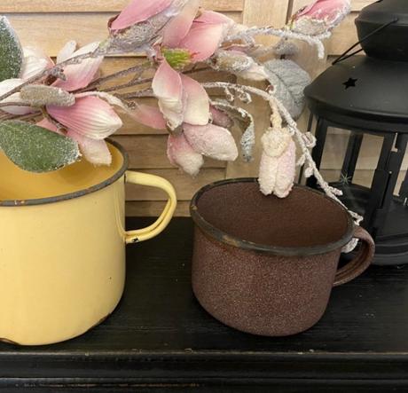 Hnedý smaltovaný hrnček, 