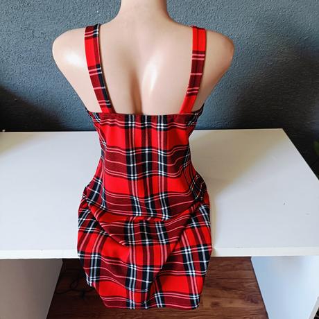 Červené kockovane saty, s