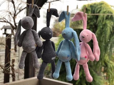 Emma háčkovaný zajačík.,