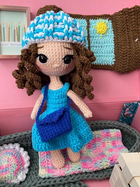 Háčkovaná bábika v kufríkovom domčeku, 