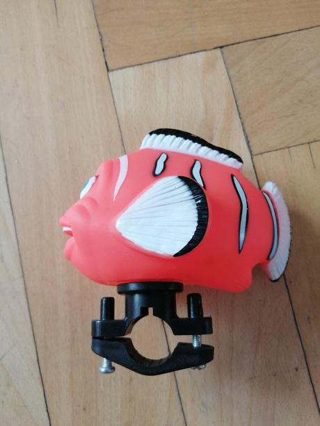 Nepoužité piskatko na bicykel, drážalo...,