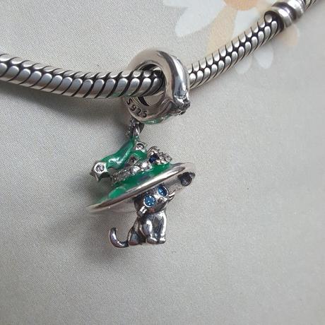 Prívesok mačka s čarodejníckym klobúkom, 