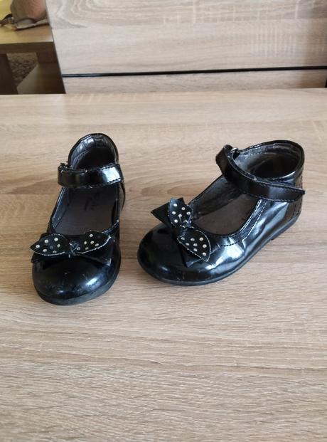 Čierne lakované topánky, 24