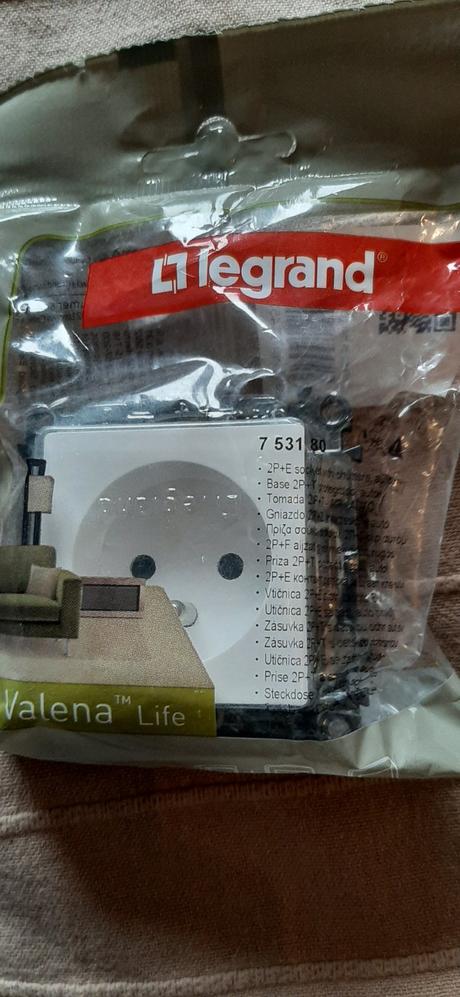 Legrand jednozásuvka valena life biela 753180 nova,