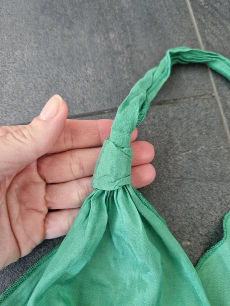 Zaujímavé letné šaty, s