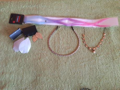 Čelenka, náhrdelník, naušnice, prameň vlasov.,