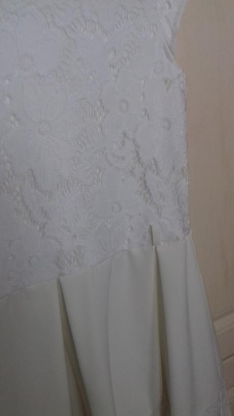Nadherné krémové šaty, 158